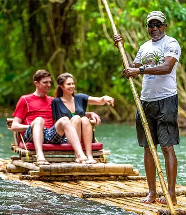 Bamboo rafting on Punnamada Lake